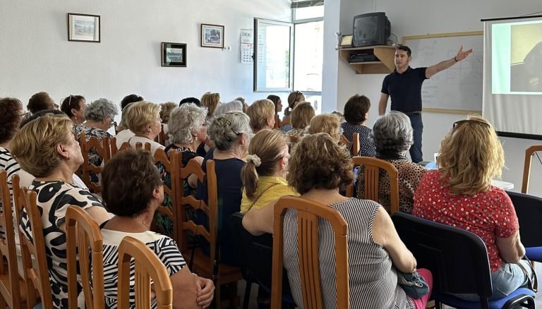 charla enfermedades mujer ayuntamiento roquetas de mar